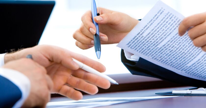 The Importance of Hiring a Business Contract Lawyer for Your Corporate Agreements